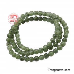 Chuỗi Tay Thạch Anh Tóc Xanh Cát Tường mang trong mình vẻ đẹp độc đáo của những sợi tinh thể xanh đan xen bên trong đá thạch anh trong suốt