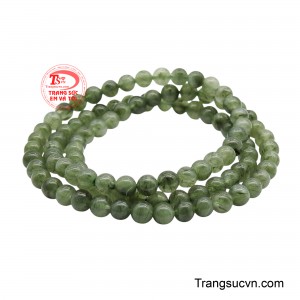 Mỗi viên đá tựa như lưu giữ những mầm xanh của sự sống, tạo nên chiều sâu cuốn hút và nét riêng không thể trộn lẫn.
