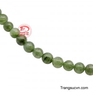 Chuỗi tay được chế tác từ những hạt đá tròn đều, bề mặt bóng mịn, giúp tôn lên vẻ thanh lịch và tinh tế cho người đeo trong mọi hoàn cảnh.