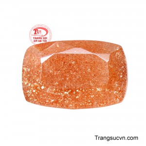 Đá Mặt Trời Bình An sở hữu dáng chữ nhật thanh thoát cùng những giác cắt facet sắc nét.