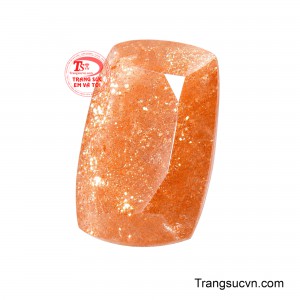 Làm nổi bật hiệu ứng lấp lánh đặc trưng của đá mặt trời như những tia nắng vàng đang chuyển động bên trong. 