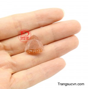 Những ánh phản chiếu lung linh tựa như vòng hào quang của mặt trời, tượng trưng cho sự bảo vệ, che chở và dẫn lối vượt qua những thử thách phía trước.