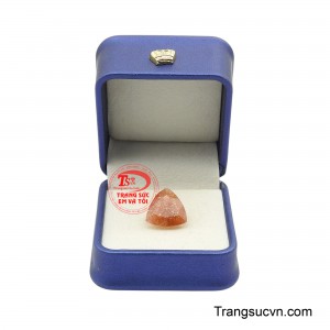 Tỏa sáng như ánh dương bất tận, Đá Mặt Trời Hộ Mệnh là món quà ý nghĩa dành cho những ai mong muốn mang theo bên mình nguồn động lực, sự bình an và niềm tin vào những điều tốt lành đang chờ đón phía trước.