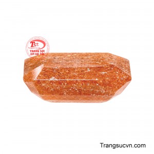 Những đường cắt giác sắc nét được bố trí khoa học giúp ánh sáng đi sâu vào từng lớp khoáng vật.