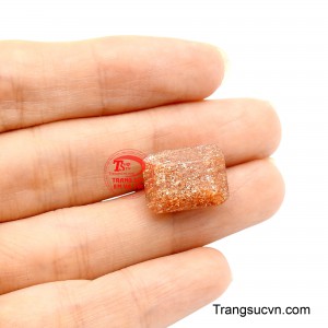 Làm nổi bật các hạt kim sa lấp lánh như những tia nắng vàng đang chuyển động bên trong.