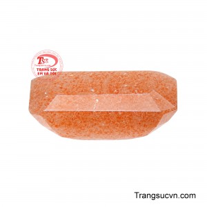 Mỗi mặt giác như một tấm gương nhỏ, làm nổi bật hiệu ứng kim quang đặc trưng của đá mặt trời.