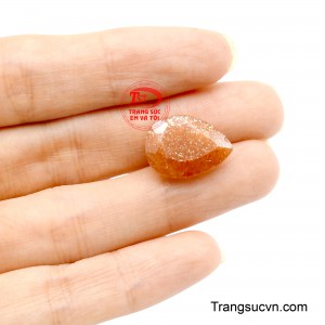 Thiết kế nhỏ gọn, tinh tế giúp viên đá phù hợp với nhiều kiểu trang sức và dễ dàng sử dụng hằng ngày.