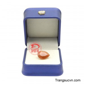 Ánh sáng lấp lánh từ các mặt cắt facet tạo nên vẻ đẹp nổi bật, mang đến cảm giác tươi mới và tràn đầy sức sống.