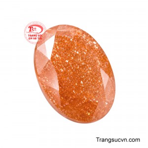Dáng oval mềm mại càng làm nổi bật vẻ đẹp sang trọng và khí chất quý phái của viên ngọc độc đáo này. 