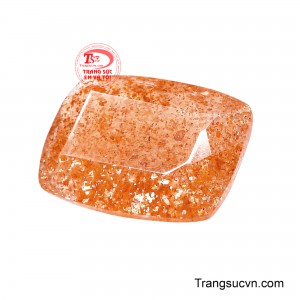 Bề mặt được cắt giác tinh xảo giúp từng tia sáng phản chiếu rực rỡ, làm nổi bật hiệu ứng lấp lánh đặc trưng của đá mặt trời. 