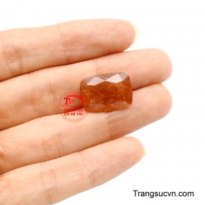 Mỗi chuyển động đều tạo nên những ánh kim lung linh như những tia nắng vàng đang nhảy múa bên trong viên đá, mang đến cảm giác tràn đầy sinh khí và sức sống.