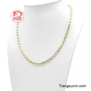 Đây là mẫu dây chuyền hợp để mix & match cùng các trang phục mạnh mẽ, nam tính. 