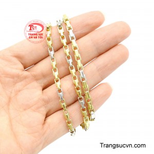 Thiết kế linh hoạt giúp dễ dàng phối cùng nhiều phong cách khác nhau, từ trẻ trung năng động đến lịch lãm trưởng thành.