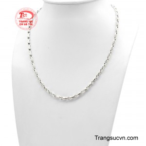 Thiết kế nổi bật với các mắt xích liên kết chắc chắn, được chế tác tinh xảo nhằm tạo nên tổng thể hài hòa giữa nét nam tính và phong cách sang trọng đương đại.