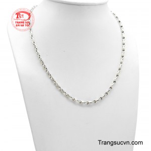 Sắc vàng trắng thanh lịch mang đến vẻ đẹp đẳng cấp nhưng không phô trương, giúp người đeo dễ dàng thể hiện phong thái lịch lãm trong mọi hoàn cảnh. 