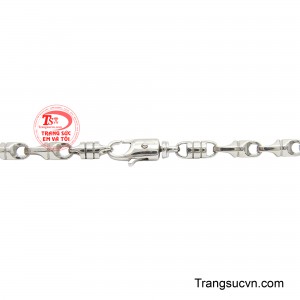 Thiết kế linh hoạt giúp dây chuyền dễ dàng kết hợp với nhiều phong cách thời trang, từ trang phục công sở sang trọng đến những bộ trang phục thường ngày năng động.
