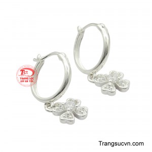 Đôi hoa tai bạc may mắn mang đến vẻ đẹp nhẹ nhàng, thanh lịch cùng ý nghĩa sâu sắc dành cho người sở hữu. 