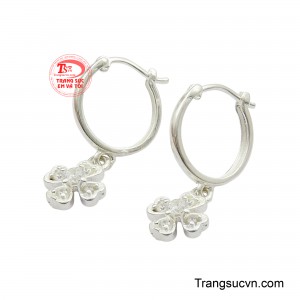 Thiết kế tinh tế với những cánh lá cân đối tạo nên tổng thể hài hòa, phù hợp với nhiều phong cách và độ tuổi khác nhau. 