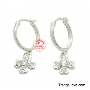 Được chế tác từ bạc sáng bóng, đôi hoa tai nổi bật bởi những đường nét mềm mại và sắc sảo. 