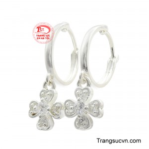 Hình tượng cỏ bốn lá được hoàn thiện tỉ mỉ, mỗi cánh lá như một lời chúc về niềm tin, hy vọng, tình yêu và may mắn.