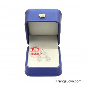 Sự tinh giản trong tạo hình giúp món trang sức luôn giữ được sức hút bền vững theo thời gian.