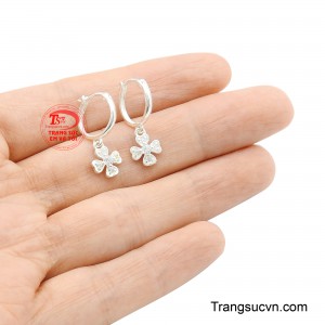 Dưới ánh sáng, bề mặt bạc phản chiếu những tia sáng dịu dàng, làm tôn lên vẻ đẹp trong trẻo và nữ tính của người đeo.