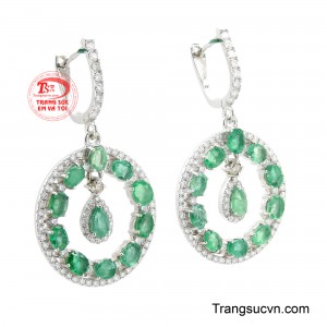 Hoa Tai Emerald Đài Các mang đến vẻ đẹp quý phái và đầy cuốn hút cho người phụ nữ hiện đại. 