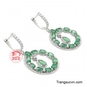 Thiết kế vòng tròn tượng trưng cho sự viên mãn và trọn vẹn, được tô điểm bởi chuỗi emerald hình oval xếp đều quanh khung hoa tai. 