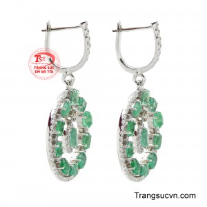 Sắc xanh thiên nhiên của những viên emerald được tuyển chọn kỹ lưỡng kết hợp cùng ánh sáng lấp lánh từ các viên đá trắng tạo nên tổng thể sang trọng, thanh cao và nổi bật. 