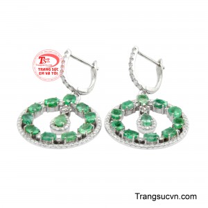 Chính giữa là viên emerald dáng giọt lệ mềm mại, đung đưa nhẹ nhàng theo từng chuyển động, tạo nên vẻ đẹp uyển chuyển và đầy nữ tính.