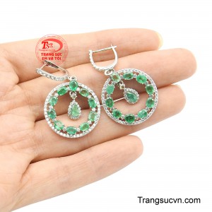 Sự kết hợp hài hòa giữa các đường nét thanh thoát và nghệ thuật đính đá tinh xảo giúp đôi hoa tai trở thành điểm nhấn nổi bật cho mọi phong cách.