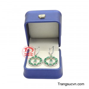 Đây là lựa chọn hoàn hảo dành cho những quý cô yêu thích vẻ đẹp sang trọng, yêu nét quyến rũ cổ điển nhưng vẫn muốn thể hiện phong thái hiện đại và tinh tế.