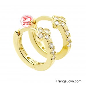 Đôi hoa tai được thiết kế theo phong cách thanh lịch với điểm nhấn là họa tiết hoa bốn cánh đính đá lấp lánh.