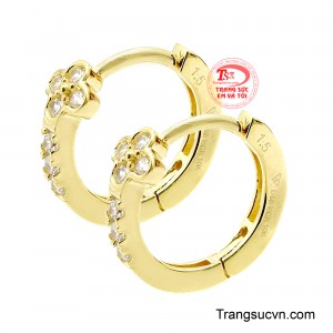 Sự kết hợp hài hòa giữa sắc vàng sang trọng và những viên đá trắng tinh khiết tạo nên tổng thể tinh tế.