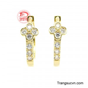 Những viên đá được sắp xếp tỉ mỉ dọc thân hoa tai tạo hiệu ứng ánh sáng rực rỡ mỗi khi chuyển động, giúp gương mặt thêm phần tươi sáng và nổi bật.