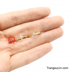 Dễ dàng kết hợp cùng trang phục công sở, dạo phố hay những buổi tiệc nhẹ, sản phẩm mang đến vẻ đẹp sang trọng mà không kém phần trẻ trung.