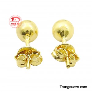 Dưới ánh sáng, bề mặt vàng phản chiếu ánh kim rực rỡ, giúp gương mặt trở nên bừng sáng và cuốn hút hơn.