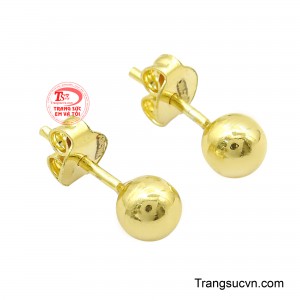 Chất liệu vàng sáng bóng được chế tác tinh tế, tạo nên những đường cong mềm mại hoặc các chi tiết hình học độc đáo, góp phần tôn lên vẻ đẹp mạnh mẽ nhưng vẫn đầy nữ tính. 