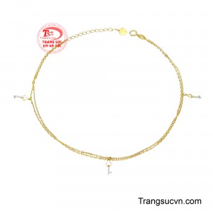 Lắc Chân Đôi Cá Tính thiết kế charm khóa vàng là món trang sức mang đậm dấu ấn hiện đại.