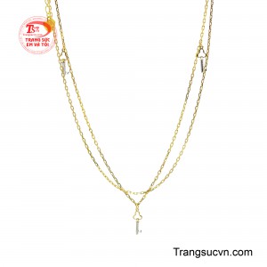 Với tạo hình tinh tế cùng điểm nhấn charm khóa vàng nổi bật.