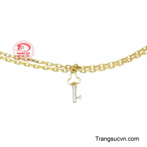 Thiết kế dây lắc thanh mảnh được kết hợp hài hòa với charm khóa vàng nhỏ xinh, tạo nên vẻ đẹp vừa cá tính vừa thời thượng.