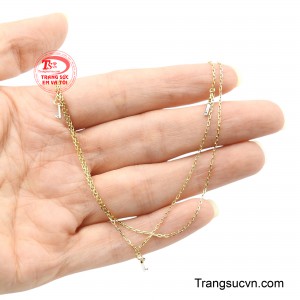 Chi tiết khóa tượng trưng cho sự trân quý, niềm tin và những mối quan hệ bền chặt, như một lời nhắc về những người luôn giữ vị trí quan trọng trong trái tim mỗi chúng ta.