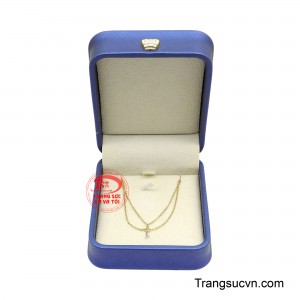 Ánh vàng sang trọng trên charm tạo điểm nhấn nổi bật, giúp tổng thể trở nên cuốn hút và khác biệt.