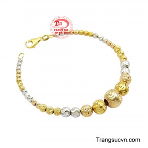 Chiếc lắc tay bi vàng nổi bật với sự kết hợp hài hòa giữa những hạt bi vàng ánh kim và các chi tiết sắc trắng tinh tế. 