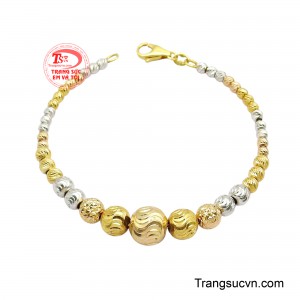 Lắc Tay Bi Vàng Cá Tính mang hơi thở của phong cách hiện đại.