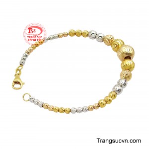 Thiết kế đối xứng cùng những đường cắt tạo vân mềm mại trên từng hạt bi.