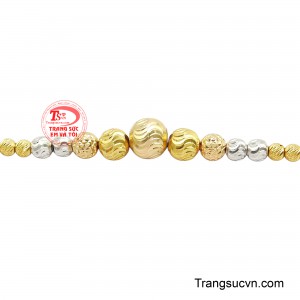 Mang đến hiệu ứng phản chiếu ánh sáng cuốn hút, giúp cổ tay trở nên nổi bật trong mọi góc nhìn.