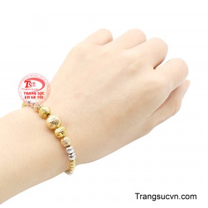 Các hạt bi xen kẽ sắc vàng, trắng và hồng nhạt tạo nên tổng thể trẻ trung, thời thượng nhưng vẫn giữ được nét sang trọng vốn có của trang sức cao cấp.