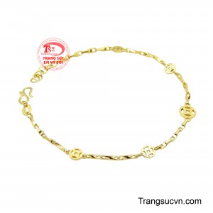 Những mắt xích kim tiền được chế tác tinh xảo, liên kết hài hòa tạo nên tổng thể mềm mại nhưng vẫn nổi bật nét sang trọng và hiện đại. 