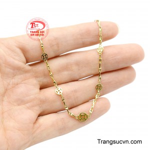 Khi đeo lắc tay kim tiền, người sở hữu không chỉ tôn lên phong cách riêng mà còn gửi gắm mong ước về công danh thuận lợi, tài lộc hanh thông và cuộc sống đủ đầy.